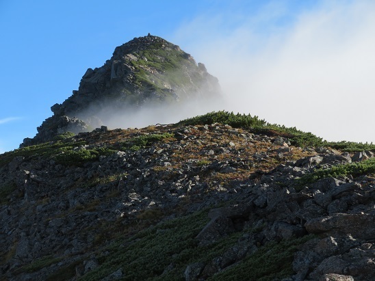 仙塩尾根 目指す岩峰 三峰岳.jpg