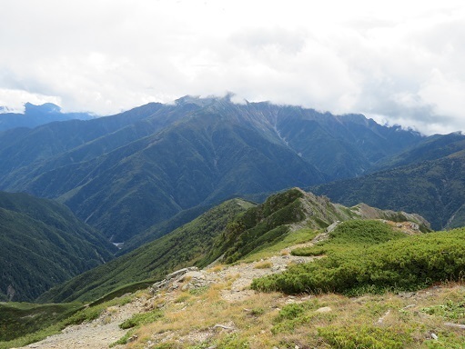 仙塩尾根 肝心の荒川三山は雲の中.jpg