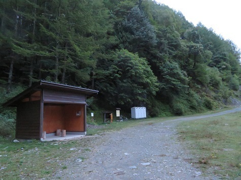 仙塩尾根 鳥倉登山口にはトイレが4機あった.jpg