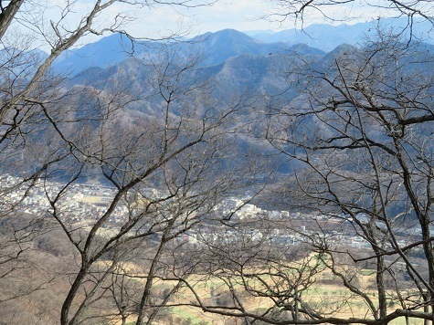 升形花咲御前山 この後向かう山々が見える.jpg