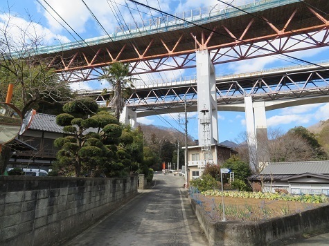 升形花咲御前山 中央道を潜る.jpg
