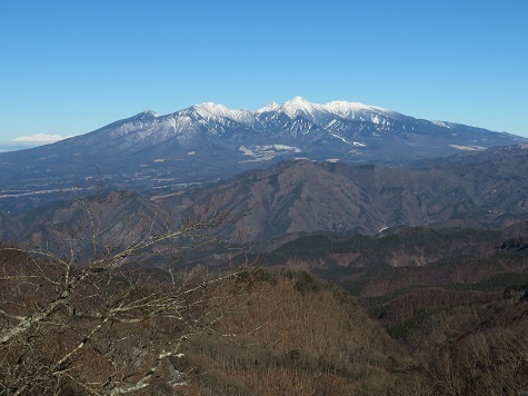 升形花咲御前山 升形山の山頂岩から 八ヶ岳のアップ.jpg