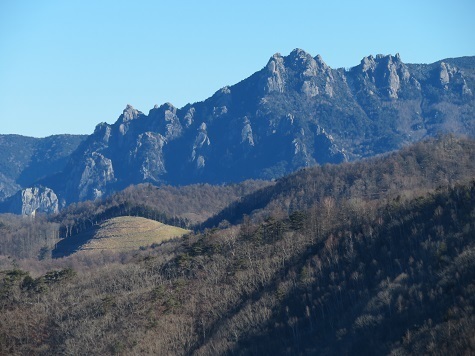 升形花咲御前山 升形山の山頂岩から 瑞牆山.jpg