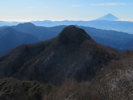 升形花咲御前山 升形山の山頂岩に乗るとこんな富士山コラボが見れます.jpg