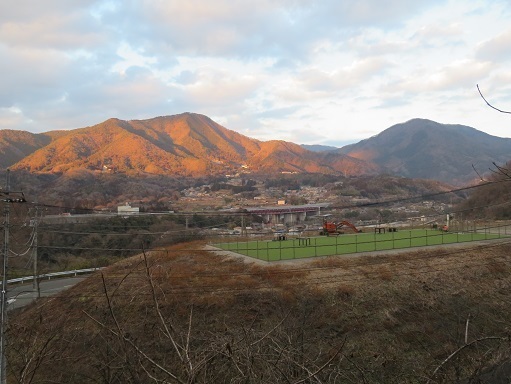 升形花咲御前山 百蔵山がオレンジ色に染まる.jpg