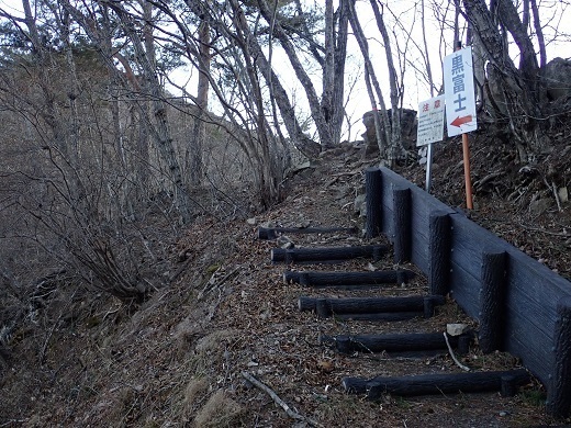 升形花咲御前山 越道峠 ここから黒富士方面へ階段を登る.jpg