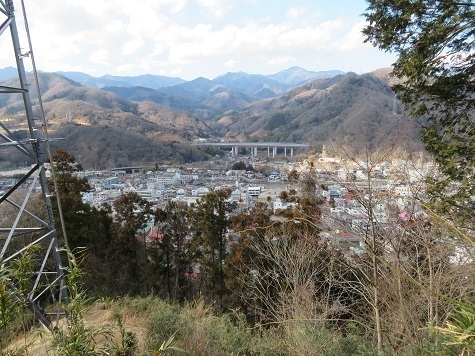 升形花咲御前山 鉄塔から先ほど潜った高速道路の陸橋を望む.jpg
