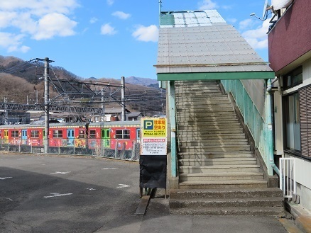 升形花咲御前山 階段を登って線路の北へ.jpg