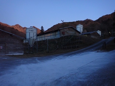 升形花咲御前山 黒富士農場前を通過 鳥インフルの消毒跡が広がる.jpg