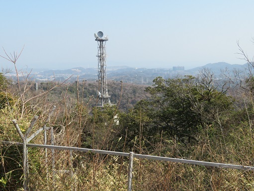 天園~三浦富士 あの四角く黒い建物は何?.jpg