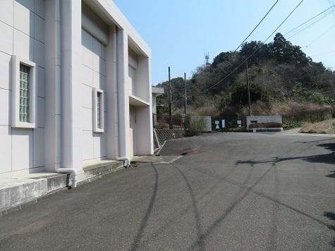 天園~三浦富士 コンビニの前を進む.jpg