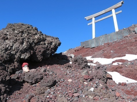 富士山17 お地蔵さまの八合目でようやく雪が出て来た.jpg