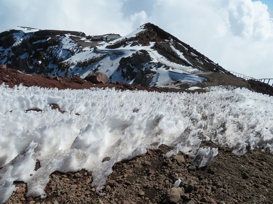 富士山17 さて下山 お鉢周回…?あっストック忘れたっ!.jpg