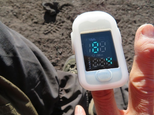 富士山17 一応パルスオキシメータで 最初69と出た時は焦ってがすぐに90まで戻った.jpg