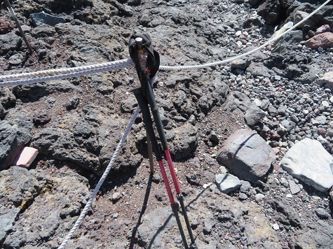 富士山17 富士宮山頂で忘れた どなたか柵に立てて置いてくれた.jpg