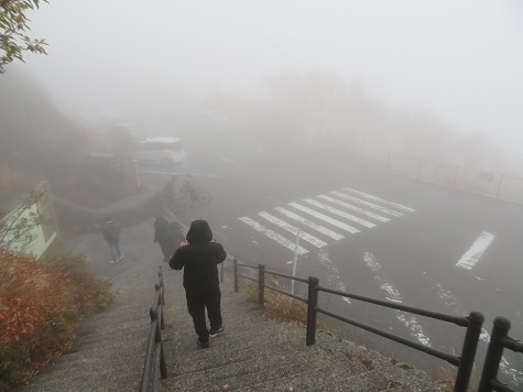 富士山17 最後の最後で雹に降られた お疲れ.jpg
