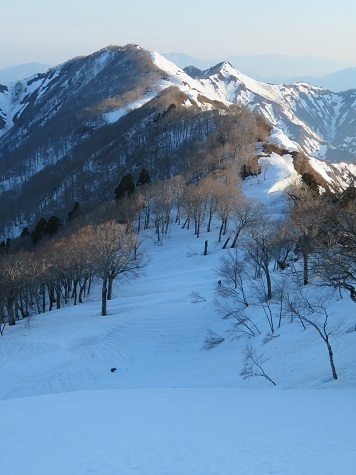 川内山塊銀太郎_矢筈 日の出後に朝出発.jpg