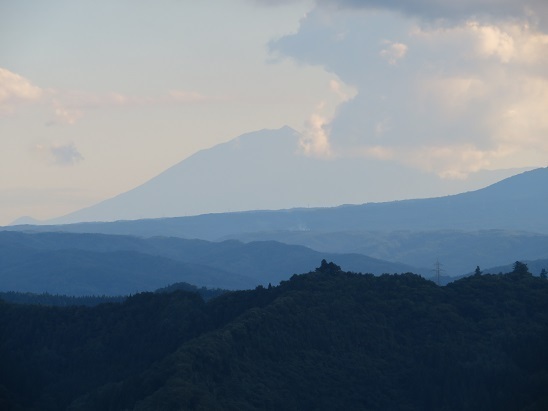 折爪岳 岩手山が雲から.jpg