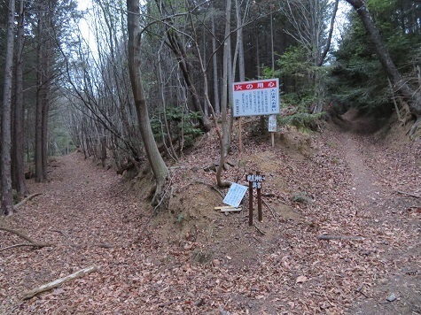 旭山(山梨)基本進む方向は奥宮に向かって.jpg