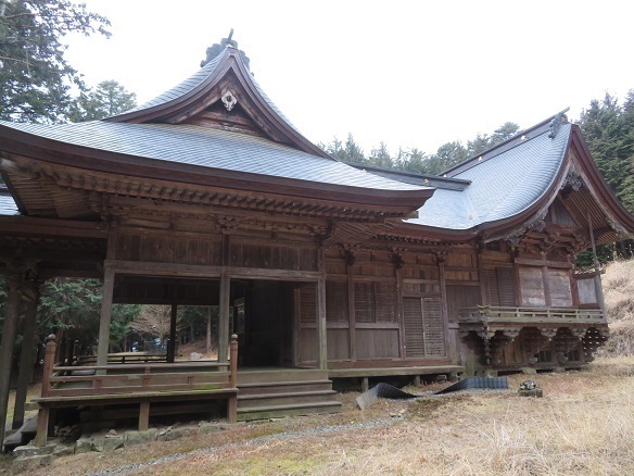 旭山(山梨)山奥にこんな立派な社殿があるなんて・・・.jpg