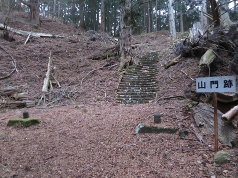 旭山(山梨)山門跡 二本の突起が残っている.jpg