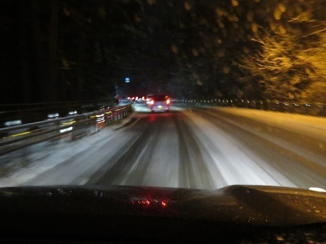旭山(山梨)帰り 山中湖方面へ出るとご覧の積雪に.jpg