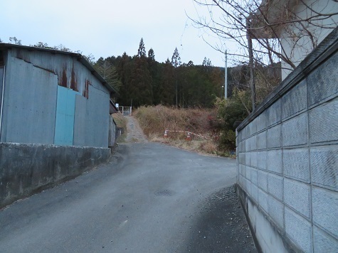 旭山(山梨)登山口に向かって町を歩く.jpg