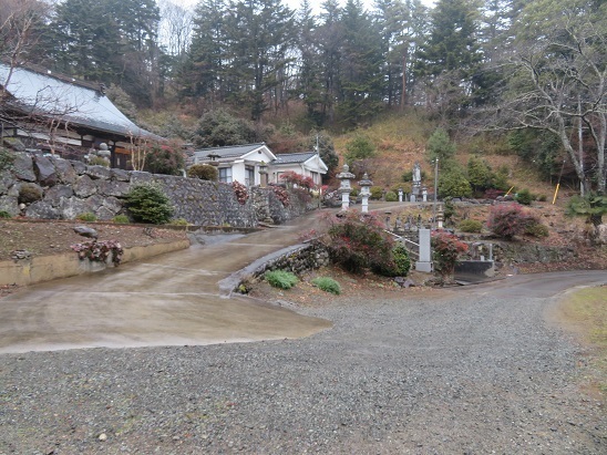 旭山(山梨)登山口の龍珠院に着いた しばらく雨が止むのを待ったが・・・断念.jpg