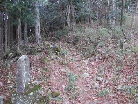 旭山(山梨)石碑には逸見駒井村と彫られている.jpg