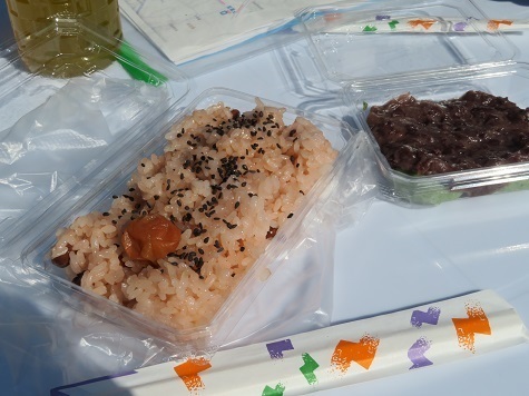 曽我梅林 昼食の時間で 赤飯と蕨もちなのかな.jpg