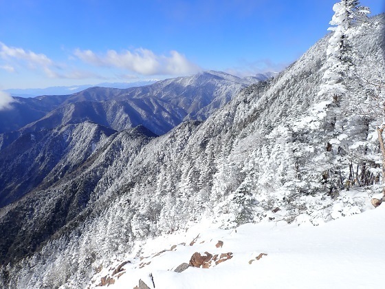 甲武信29 いつもの展望台から こうなると雪山っぽいですね.jpg