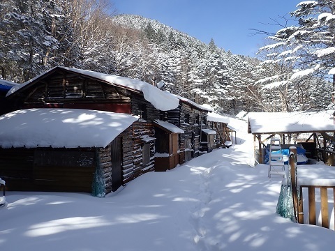 甲武信29 甲武信小屋を見る.jpg