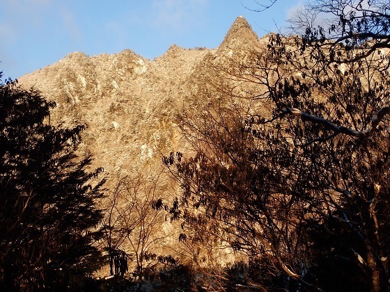 甲武信29 鶏冠尾根と鶏冠山の岩峰.jpg