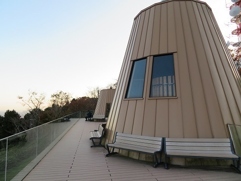粟ヶ岳 ここでは16時まで食事も出来るらしい.jpg
