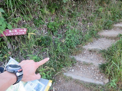 粟ヶ岳 さあ ようやくここから登山道に入る.jpg