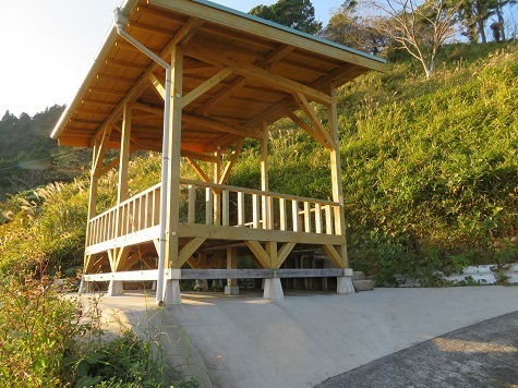 粟ヶ岳 キレイな東屋 ここは靴を脱いで入るようです.jpg