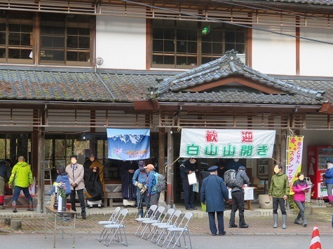 越後白山 山開き受付.jpg