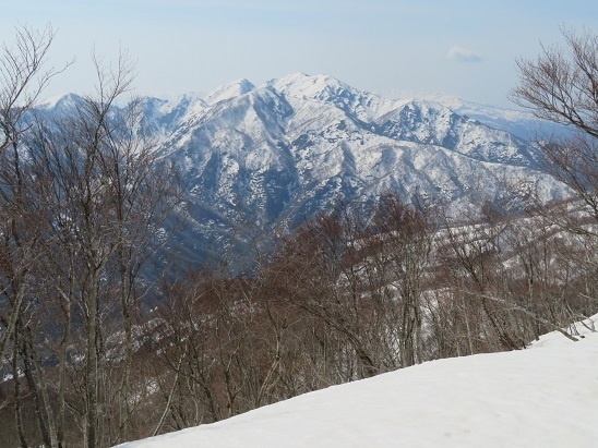 越後白山 山頂から粟ヶ岳.jpg