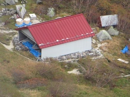 越百駒 擂鉢窪避難小屋.jpg