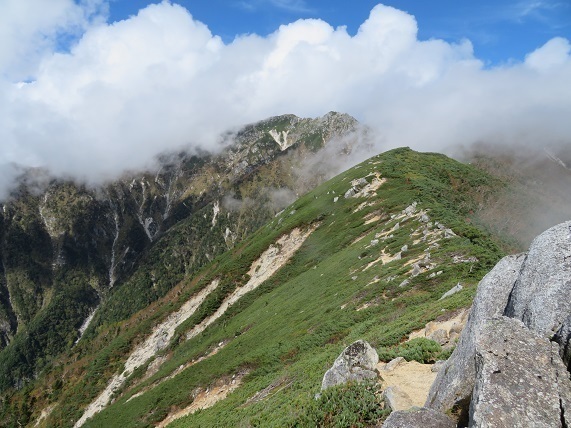 越百駒 荒々しいい岩山だ.jpg