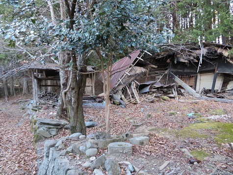 醍醐山 上部には崩れた家も.jpg