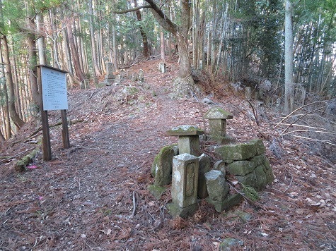醍醐山 分岐に戻って来た ここにはお墓が幾つかあった.jpg