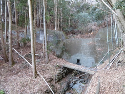 醍醐山 堰堤前の橋を渡る.jpg