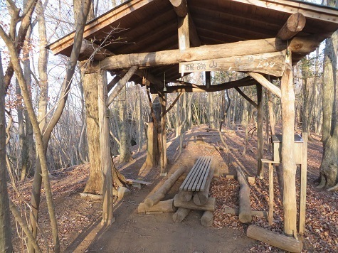 醍醐山 山頂の休憩東屋.jpg