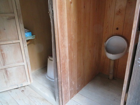醍醐山 登山者用にトイレが解放されてます.jpg