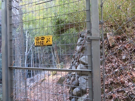醍醐山 集落を抜けると登山口がある シカ柵を開けて入山.jpg