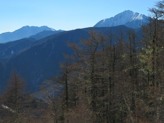 雨乞岳 こちらには左に鳳凰山 そして甲斐駒ヶ岳.jpg