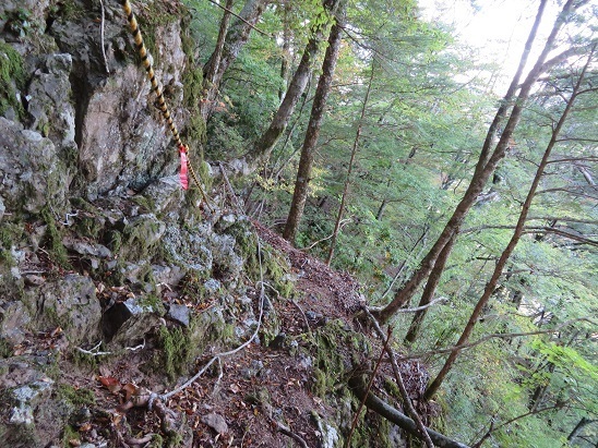 高根山住常光寺 なかなか際どい稜線歩き.jpg