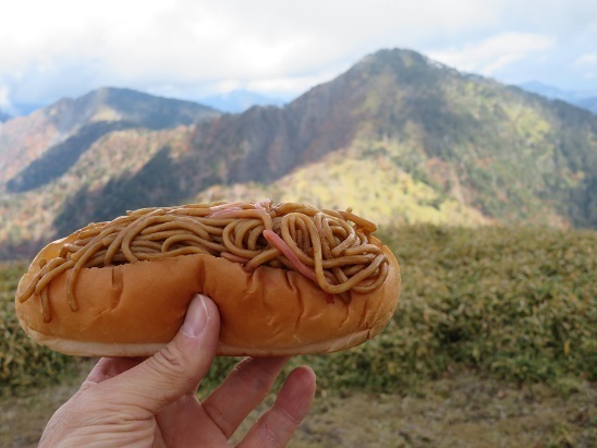 麻布山~バラ谷 黒法師岳と焼きそばパン.jpg